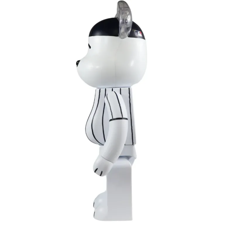 1000% MLB x Peanuts Bearbrick Snoopy (New York Yankees)